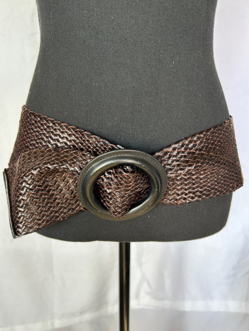 Unbranded Boho Textured Brown Leather Woven Belt Round Black Buckle Size M/L